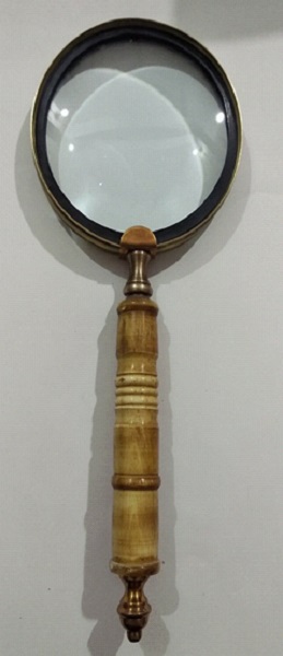 Antique style magnifier